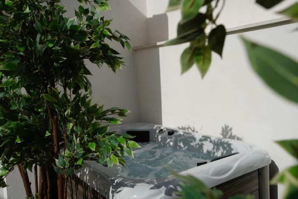 Mini Hotel In The Heart Of Sevilla For Exclusive Usage Exterior photo